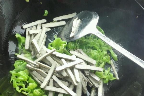 青椒炒臭豆干的做法图解5