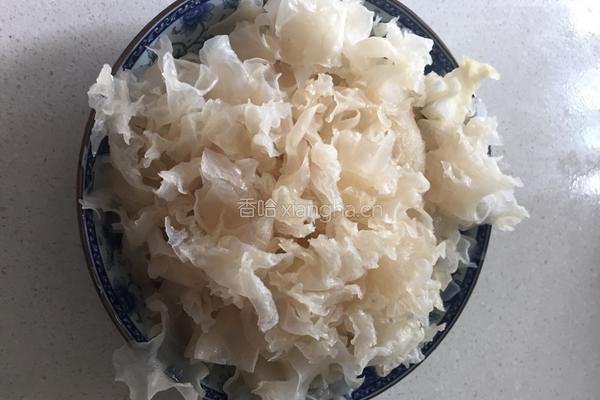 银耳莲子百合粥的做法图解2
