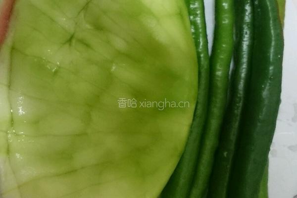 西瓜皮炒辣椒的做法图解5
