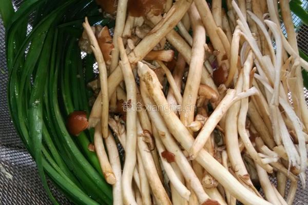 韭菜煮菌菇的做法图解1