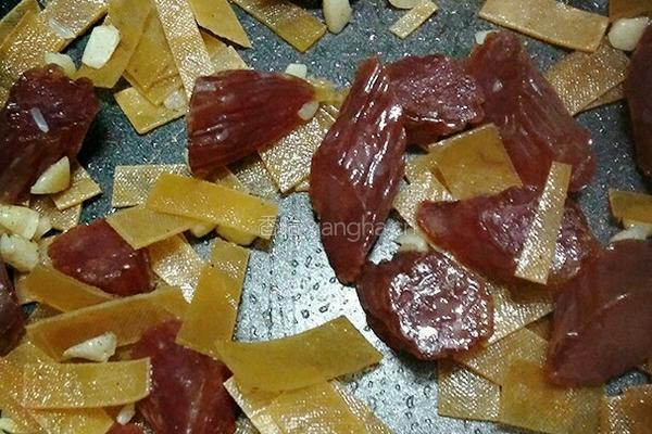 香菇腊肠焖饭的做法图解1