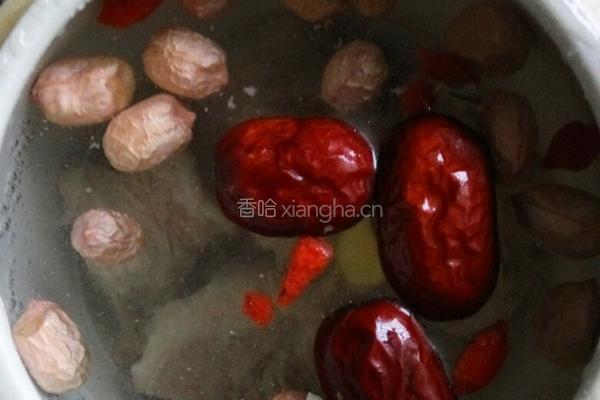 红枣花生枸杞炖排骨的做法图解1