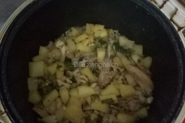 电饭锅土豆鸡肉焖饭的做法图解2