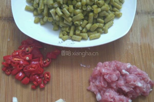 肉末酸豆角的做法图解1