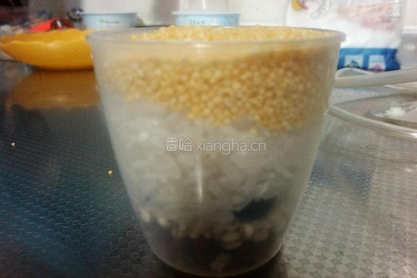 红豆薏仁粥的做法图解1