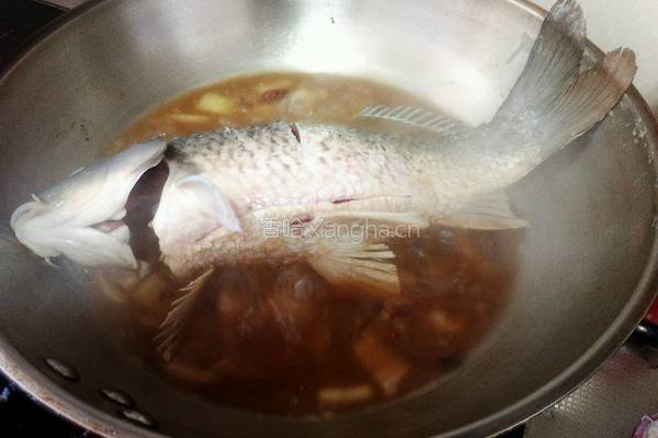 红烧鲤鱼的做法图解5