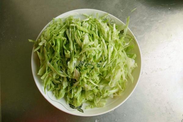 素甘蓝炒粉的做法图解1