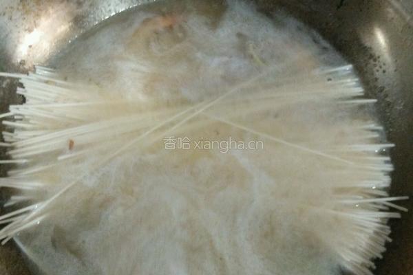丝瓜大虾面条的做法图解5