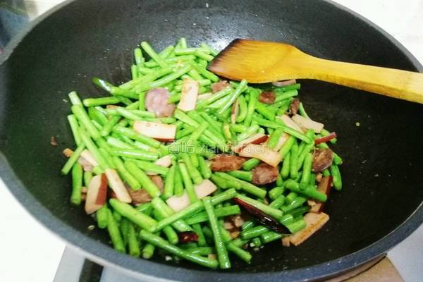 香肠火腿炒豇豆的做法图解6