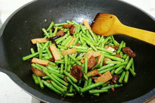 香肠火腿炒豇豆的做法图解7