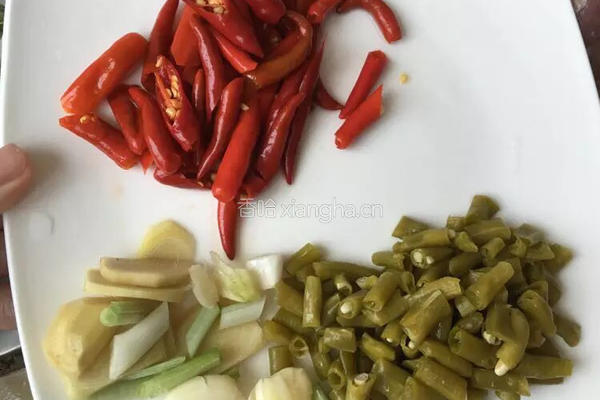 泡椒酸豆角炒肉片的做法图解1