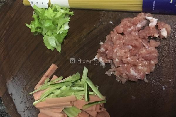 肉沫火腿青瓜拌意式面的做法图解1