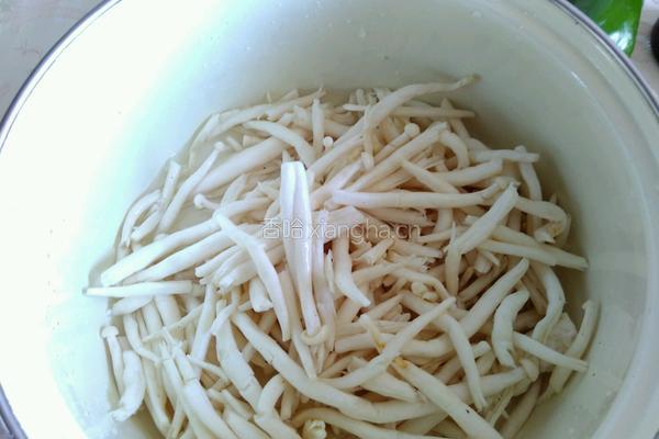 耗油牛肉海鲜菇的做法图解2