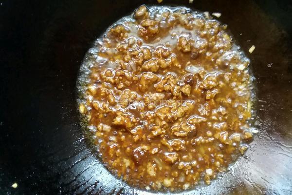 蒜苔肉末炸酱面的做法图解2