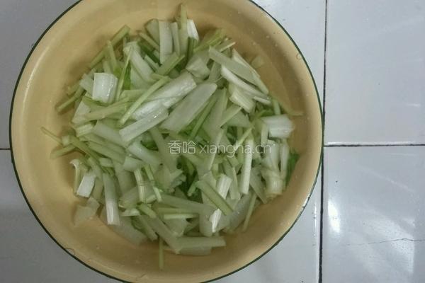 白菜杆炒肉的做法图解2
