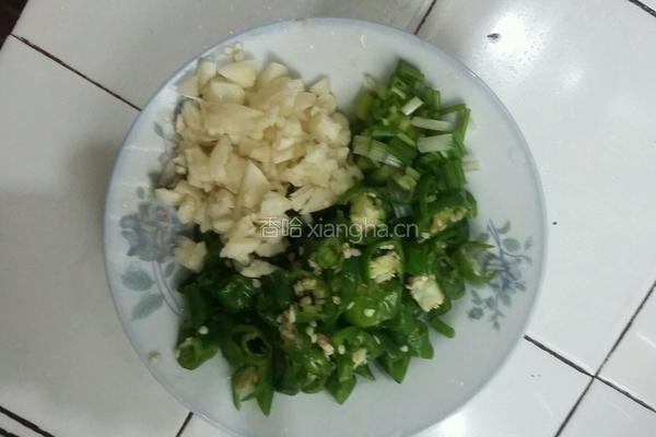 白菜杆炒肉的做法图解3