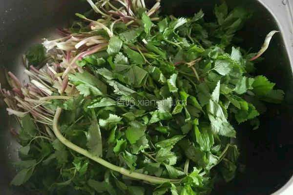 煮冻水饺（山芹菜猪肉馅）的做法图解1