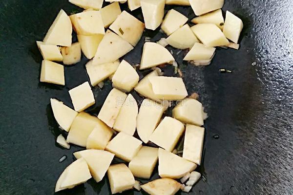 土豆炖南瓜的做法图解3