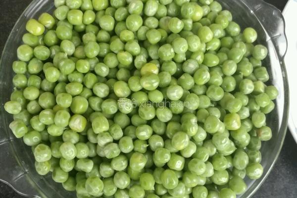 豌豆炒火腿的做法图解1