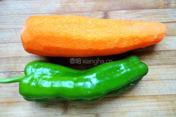 青椒炒胡萝卜丝的做法图解1