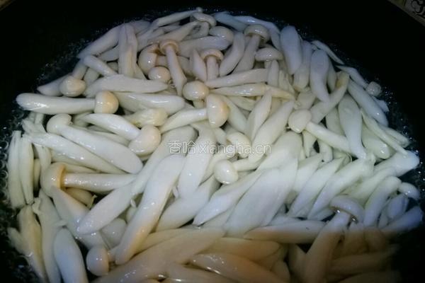 五花肉炒鸡腿菇的做法图解1