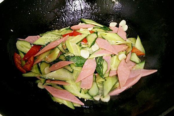 黄瓜炒火腿肠的做法图解5
