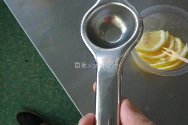 鲜榨柠檬红茶的做法图解1