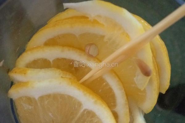 鲜榨柠檬红茶的做法图解3