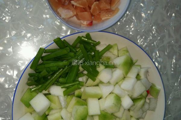 冬瓜炒鸡丁的做法图解1