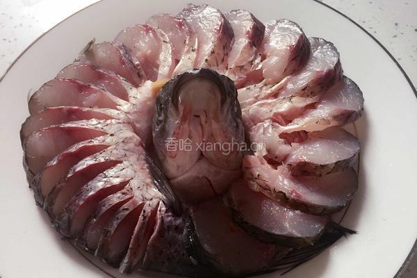 油浸开屏草鱼的做法图解1