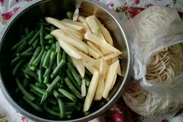 豆角土豆肉焖面的做法图解2