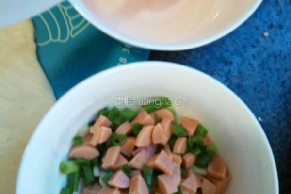葱花火腿肠花卷的做法图解4