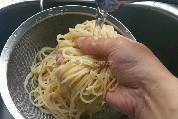 炒意面的做法图解2