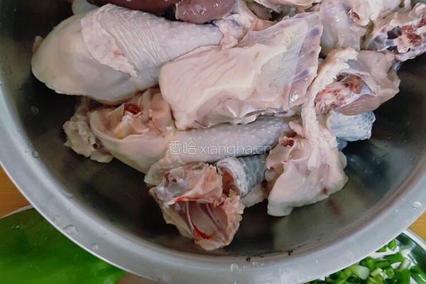 青椒童子鸡的做法图解1