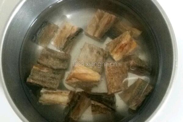 咸鱼炖茄子的做法图解2