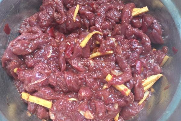 仔姜炒黄牛肉丝的做法图解2