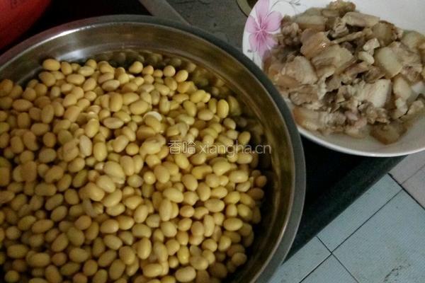 猪肉焖黄豆的做法图解1