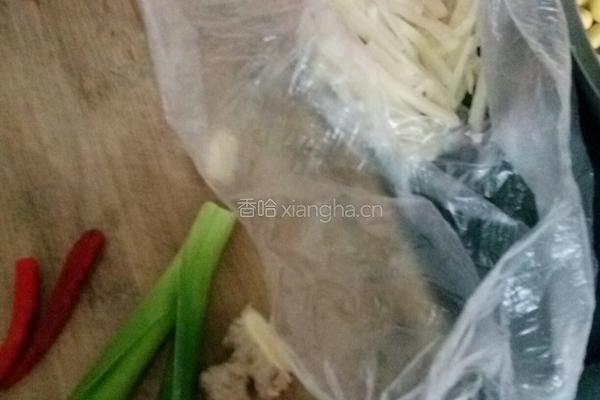 猪肉焖黄豆的做法图解2