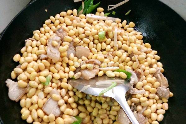 猪肉焖黄豆的做法图解4