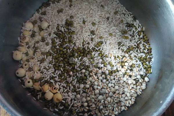 绿豆糯米莲子薏米水的做法图解1