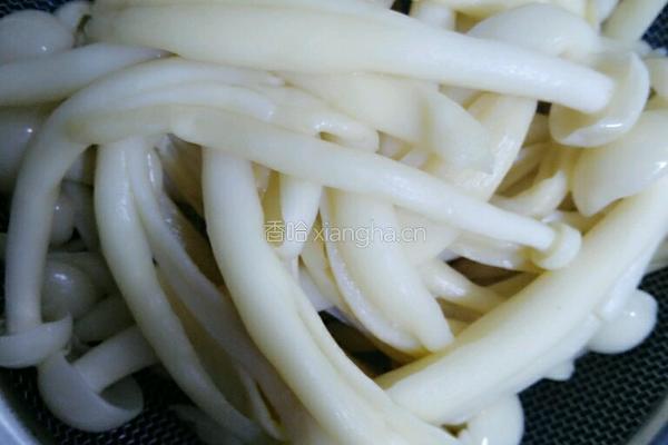 蘑菇炒肉丝的做法图解1