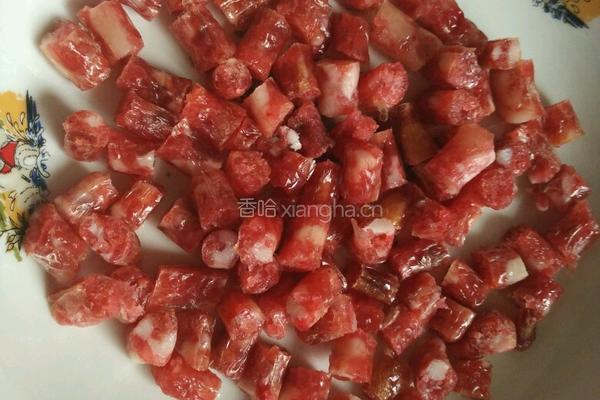 豌豆炒腊肠的做法图解2