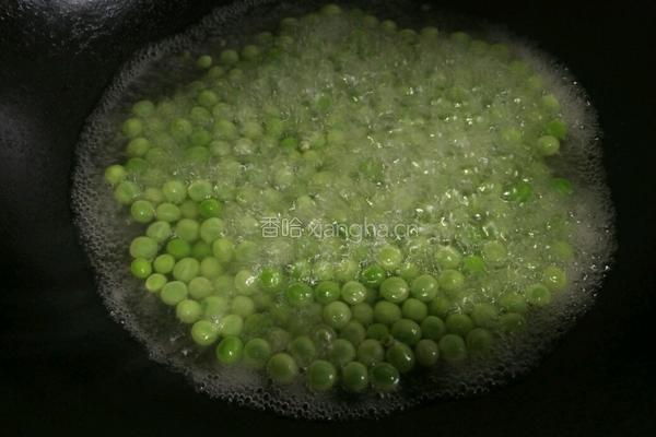 豌豆炒腊肠的做法图解3