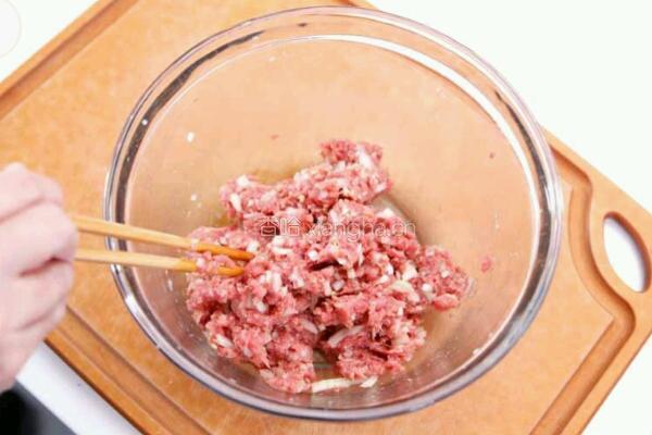 咖喱牛肉汉堡伴卷心菜沙拉的做法图解1