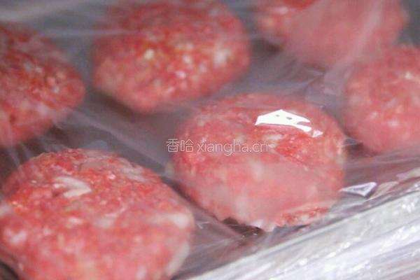 咖喱牛肉汉堡伴卷心菜沙拉的做法图解2