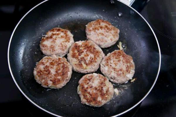 咖喱牛肉汉堡伴卷心菜沙拉的做法图解3