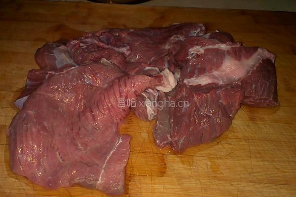 牛肉炖萝卜的做法图解1