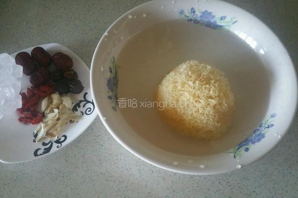 银耳水果羹的做法图解1