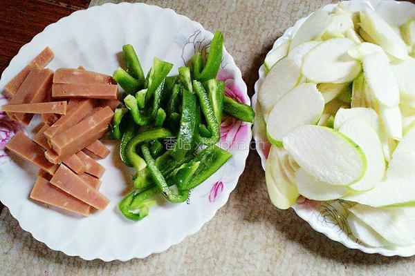 青椒火腿茭白笋的做法图解1