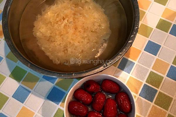 银耳木瓜红枣汤的做法图解2